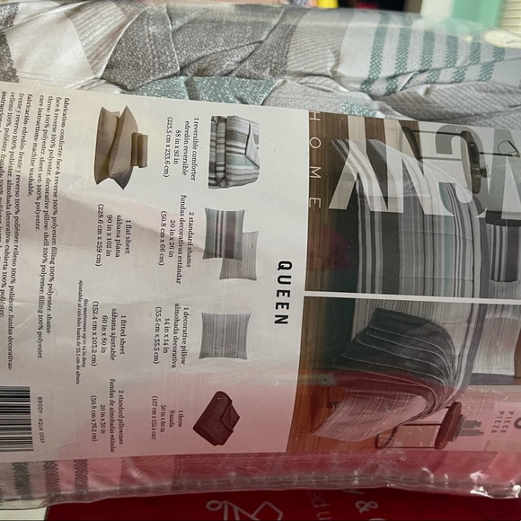 VCNY Queen Size Reversible Comforter 9 pc Set- brand new - Picture 4 of 4